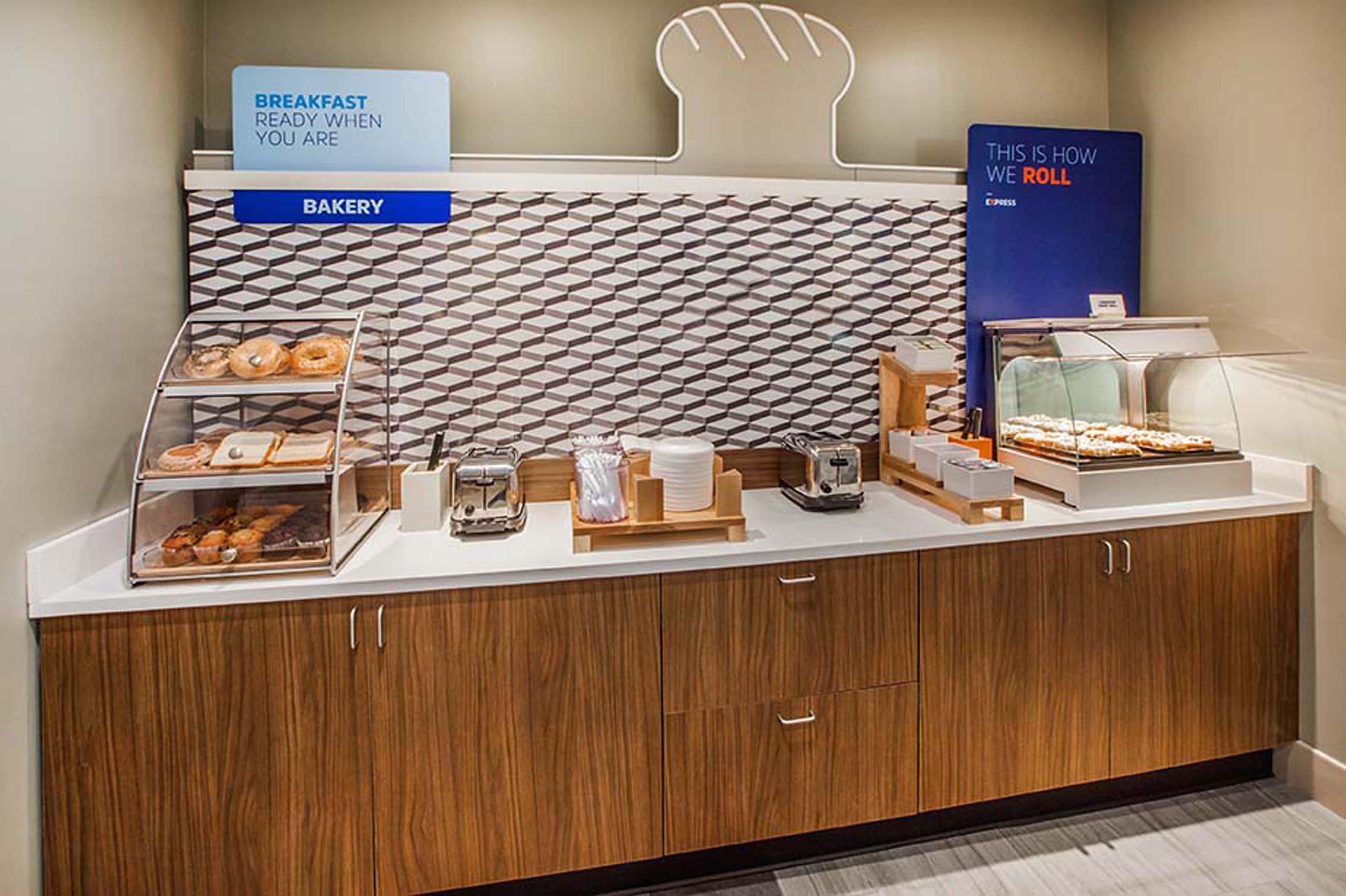 סנדי ספרינגס Holiday Inn Express & Suites Atlanta Perimeter Mall Hotel By Ihg מראה חיצוני תמונה